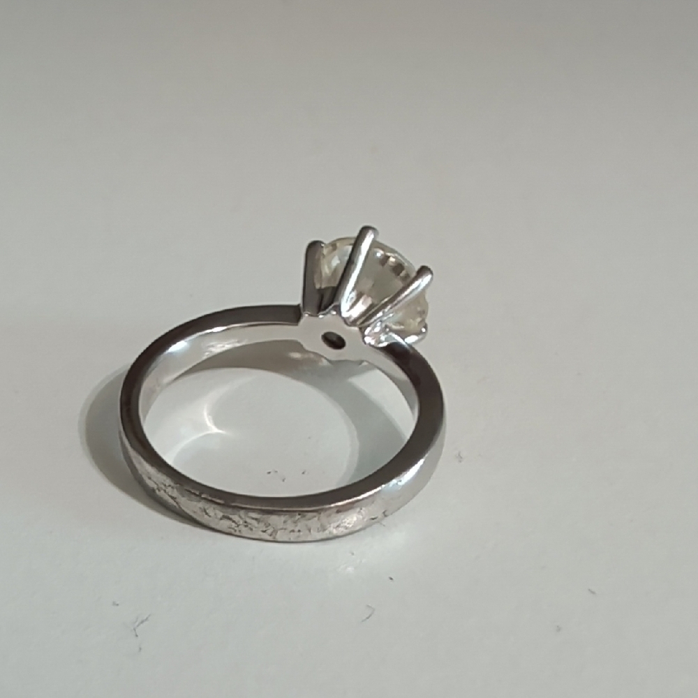 Elegant Ring with Clear Gemstone - Picture 4 of 11